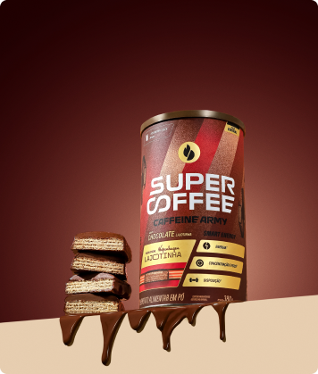 SuperCoffee Lajotinha 380g ao lado de wafers empilhados com chocolate derretido, em fundo marrom.