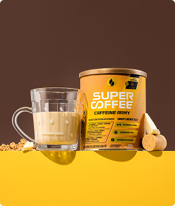 Lata SuperCoffee Paçoca com Chocolate Branco 220g ao lado de copo servido e pedaços de paçoca, em fundo marrom e amarelo.