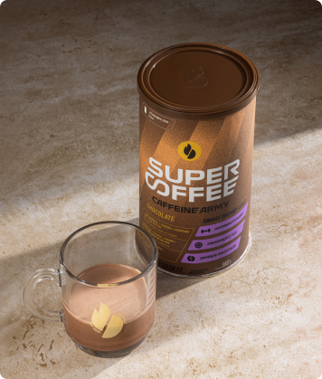 Lata SuperCoffee Chocolate 380g ao lado de copo transparente com bebida pronta, sobre superfície clara.
