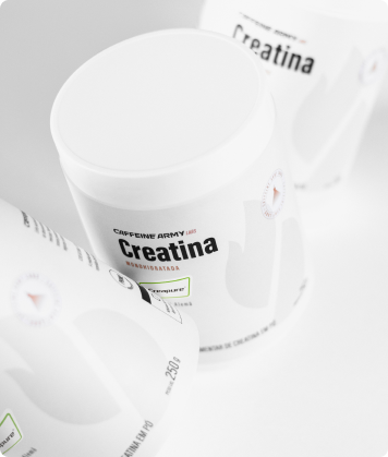 Potes de Creatina Caffeine Army Labs 250g em composição minimalista sobre fundo claro.