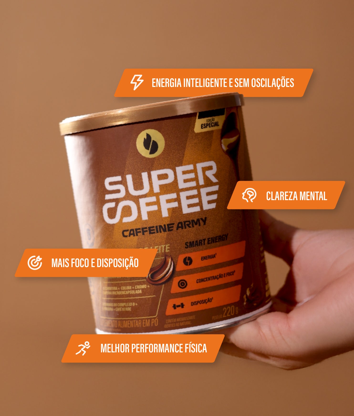 SuperCoffee Doce de Leite 220g segurado na mão, com destaques de energia estável, foco, clareza mental e melhor performance física.