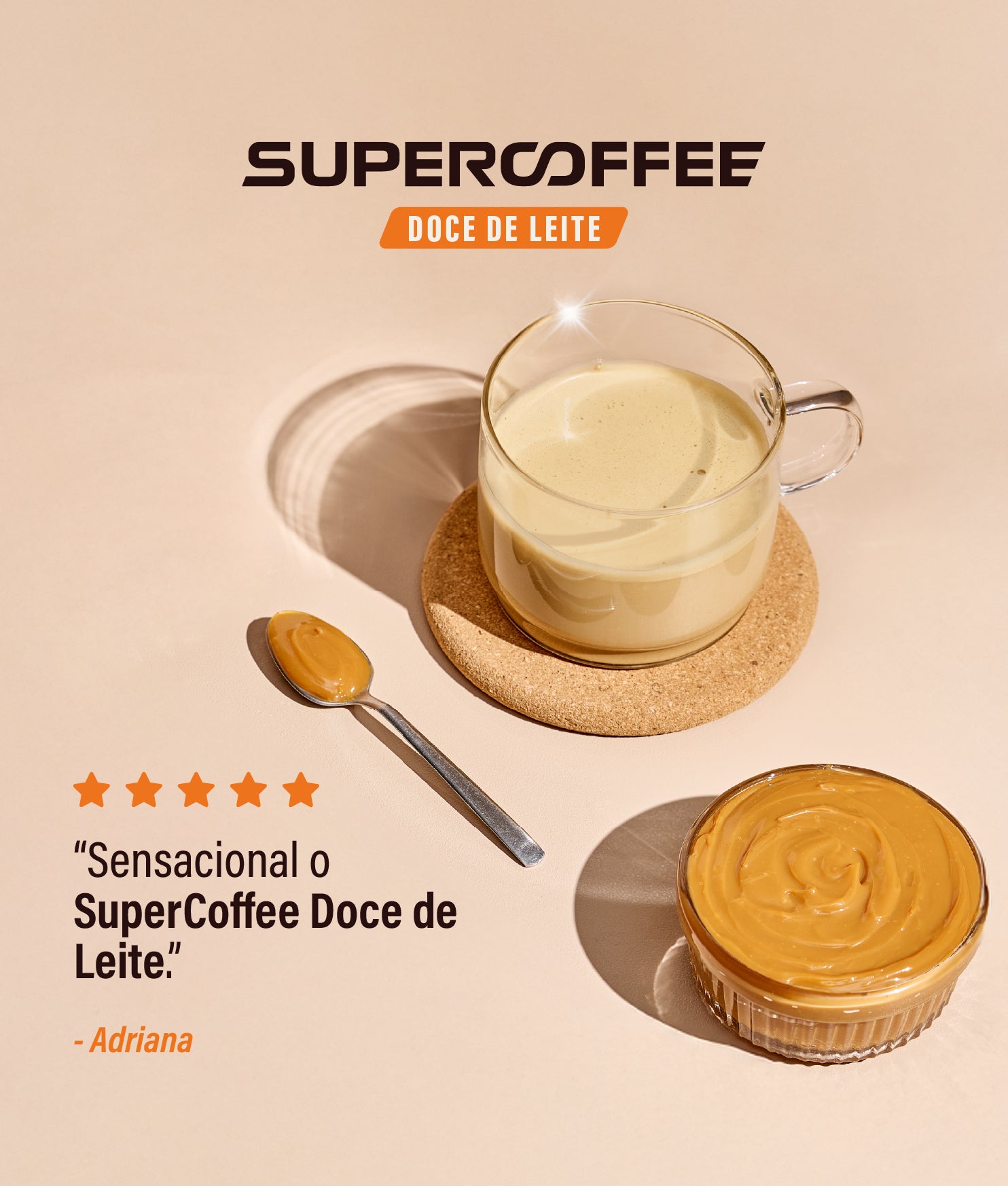Copo de SuperCoffee Doce de Leite com colher e creme de doce de leite ao lado, acompanhado de avaliação 5 estrelas de cliente.