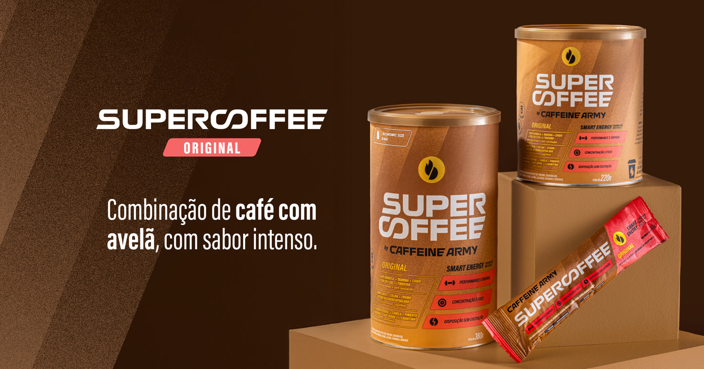 Latas SuperCoffee Original 380g e 220g e sachê em destaque, com a frase ‘Combinação de café com avelã, com sabor intenso’ em fundo marrom.