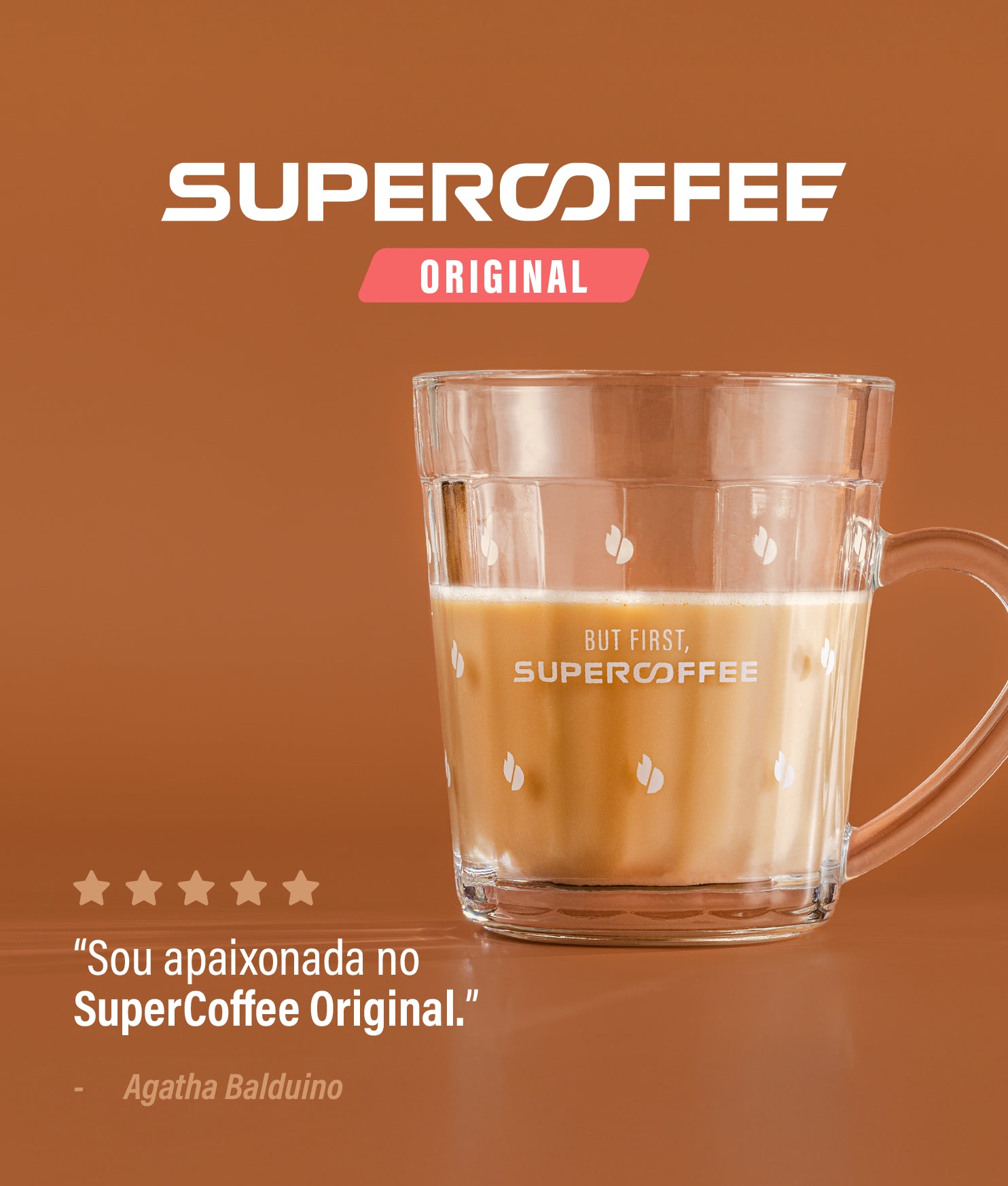 Copo de SuperCoffee Original com bebida pronta sobre fundo marrom; avaliação de cliente com cinco estrelas e depoimento de Agatha Balduíno dizendo ‘Sou apaixonada no SuperCoffee Original.