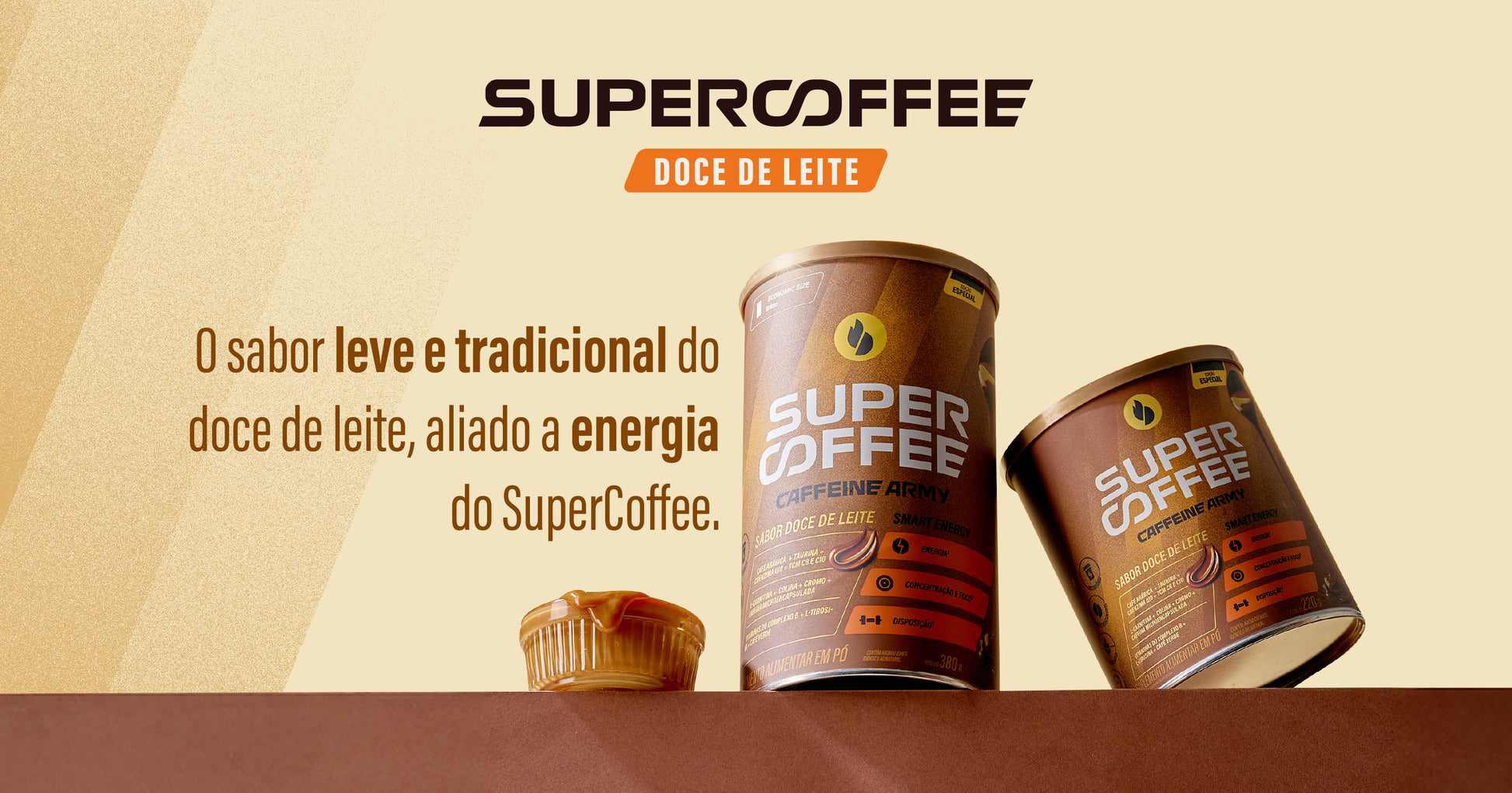 Latas SuperCoffee Doce de Leite 380g e 220g ao lado de pote com creme de doce de leite, em fundo bege.