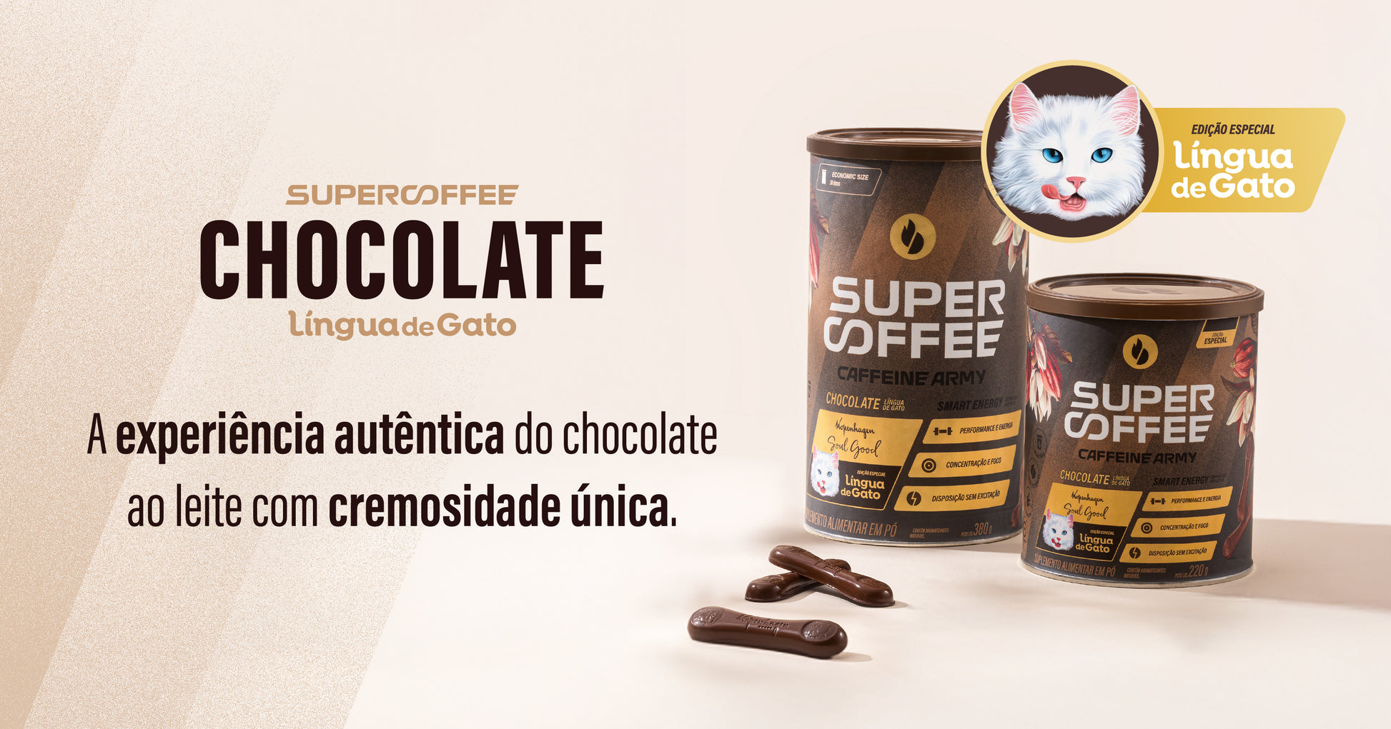 Latas SuperCoffee Língua de Gato 380g e 220g em destaque com chocolates tipo língua de gato sobre a mesa, em fundo bege.