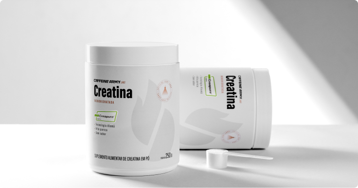 Potes de Creatina Caffeine Army Labs 250g, um em pé e outro deitado, com colher dosadora branca ao lado.