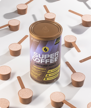 Lata SuperCoffee Choconilla 380g cercada por várias colheres dosadoras cheias de pó, em fundo claro.