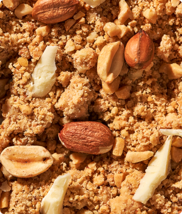 Close-up de farofa de paçoca com pedaços inteiros e lascas de amendoim.