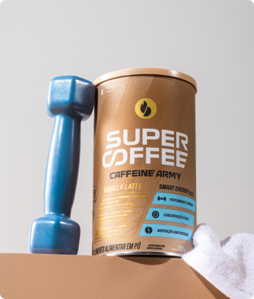 Lata SuperCoffee Vanilla Latte 380g apoiada ao lado de halter azul e toalha branca.