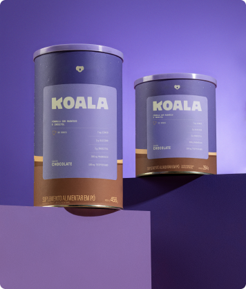 Dois potes de Koala sabor chocolate posicionados em níveis diferentes sobre blocos roxos, com fundo em degradê de roxo.
