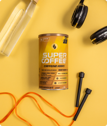 Lata SuperCoffee Paçoca com Chocolate Branco 380g sobre fundo amarelo, acompanhada de corda de pular, fone e garrafa.