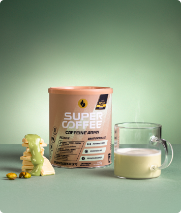 Lata SuperCoffee Pistache 220g ao lado de copo servido e chocolate branco com calda de pistache.